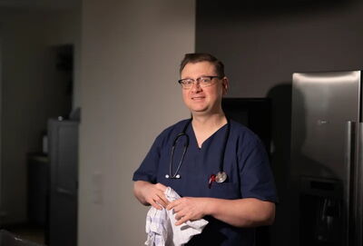 Mediziner hält Küchentuch in den Händen