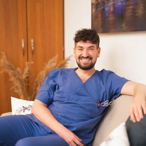Lächelnder Krankenpfleger auf Sofa